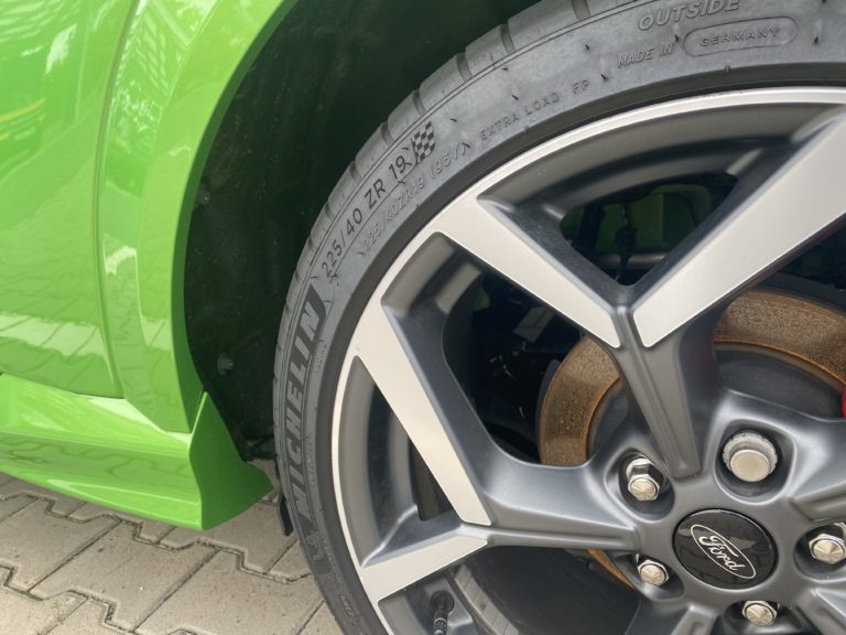 R vs. ZR-Reifen: Die wichtigsten Unterschiede für Ihr Auto